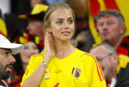 Mishel Gerzig, de verloofde van Thibaut Courtois, op de tribune bij het WK in Qatar