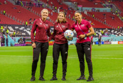 Stéphanie Frappart met Neuza Back en Karen Medina Diaz