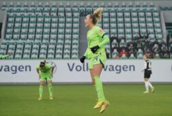 Jill Roord juicht na een goal