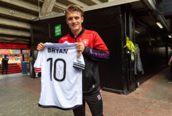 Sem Steijn met een Bryan Ruiz-shirt