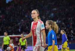 Romée Leuchter loopt het veld op