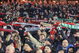 Supporters van Feyenoord met sjaals