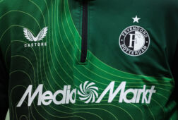 De logo's van Feyenoord, Castore en MediaMarkt op een jack van Feyenoord