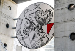 Het logo van Ajax aan de Johan Cruijff Arena