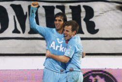 Bryan Ruiz en Wout Brama juichen
