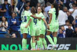 Esmee Brugts juicht met haar ploeggenoten bij FC Barcelona