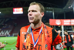 Henk Veerman viert de titel met FC Volendam