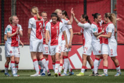 Ajax juicht