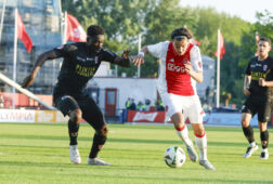 Rayane Bounida in actie tegen Hibernian FC