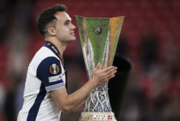 Sergio Reguiló met de UEFA Cup in 2025
