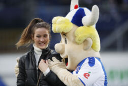 Suzanne Schulting met de mascotte van SC Heerenveen