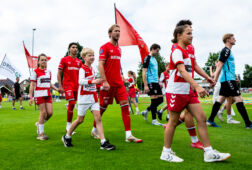 FC Twente komt het veld op