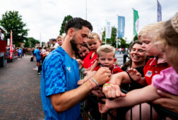 Ricky van Wolfswinkel deelt handtekeningen uit