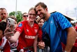 Michel Vlap met een supporter