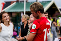 Michel Vlap met z'n zoontje Joah en zijn vriendin