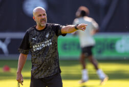 Peter Bosz op de training van PSV