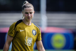 Jackie Groenen op de training van de OranjeLeeuwinnen