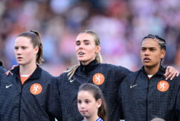 Veerle Buurman, Jill Roord en Esmee Brugts tijdens het Wilhelmus