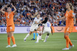 De OranjeLeeuwinnen balen, Frankrijk juicht