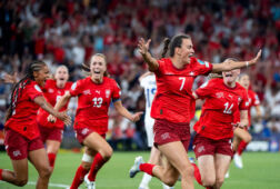 Zwitserland juicht na een goal van Riola Xhemaili