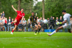 Ricky van Wolfswinkel schiet hard op de keeper van Kaiser Chiefs