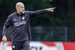Peter Bosz geeft aanwijzigingen tijdens de training