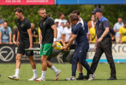 Leo Greiml per brancard van het veld gedragen