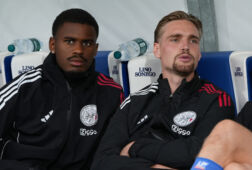 Jorrel Hato en Kenneth Taylor op de bank bij Ajax