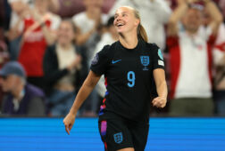 Beth Mead in actie namens Engeland