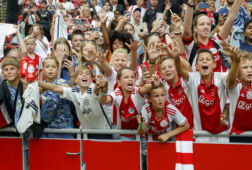 Jonge Ajax-fans in de Johan Cruijff ArenA