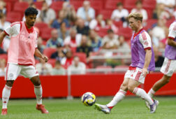 Oliver Edvardsen bij Ajax (rechts)