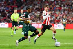 Guus Til in actie tegen FC Eindhoven
