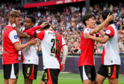 Feyenoord viert een treffer tegen VfL Wolfsburg