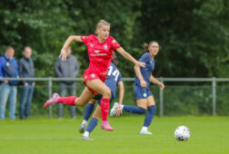 Eva Oude Elberink in actie voor FC Twente