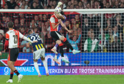 Timon Wellenreuther en Anel Ahmedhodzic botsen