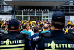 Vitesse-fans bij het gerechtsgebouw