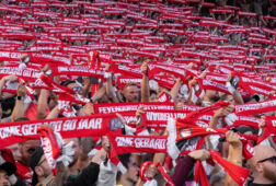 Feyenoord-fans met sjaals voor Gerard Meijer