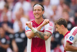 Wout Weghorst juicht