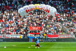 Red Bull-parachutist in Stadion Galgenwaard