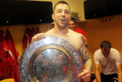 Theo Janssen met de kampioensschaal