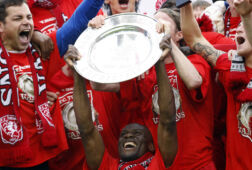 Blaise Nkufo met de kampioensschaal in 2010