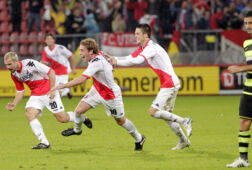 Barry Maguire scoort, Jacob Lensky en Ricky van Wolfswinkel juichen ook
