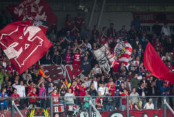 FC Twente-supporters in het uitvak bij NEC