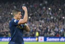 Jeffrey Bruma maakt een gebaar richting de fans van Feyenoord