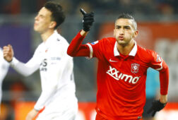 Hakim Ziyech scoort in het bekerduel tussen FC Twente en AZ (2015)