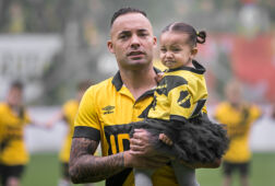 Demy de Zeeuw in het shirt van NAC Breda