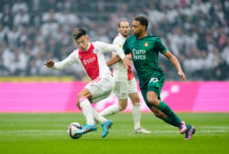 Lisandro Martínez in duel met Cyriel Dessers