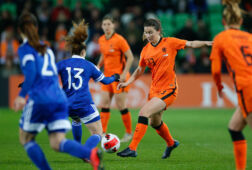 Damaris Egurrola tijdens haar debuut voor de OranjeLeeuwinnen