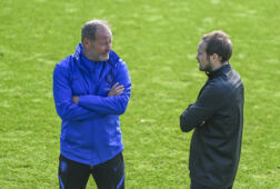 Danny Blind en zijn zoon Daley praten bij Oranje