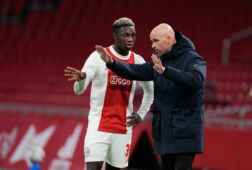 Daramy en Erik ten Hag praten met elkaar
